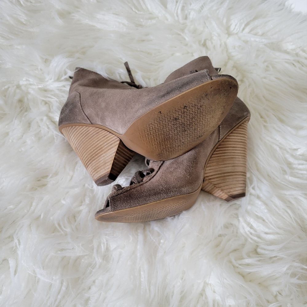 Trouve Culton-Lea Lace-up Booties in Khaki - Picture 6 of 14